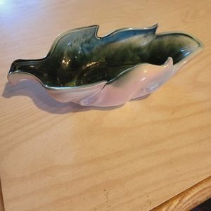 Hull 78 USA leaf shaped dish pink/green 12.5×6×3